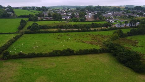 toma aérea del pueblo rural británico