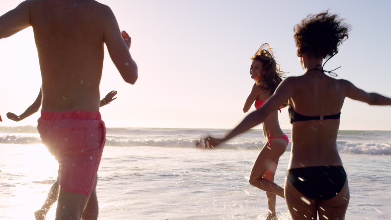 해가 지면 바다 에서 수영 하는 다양한 친구 들 의 그룹