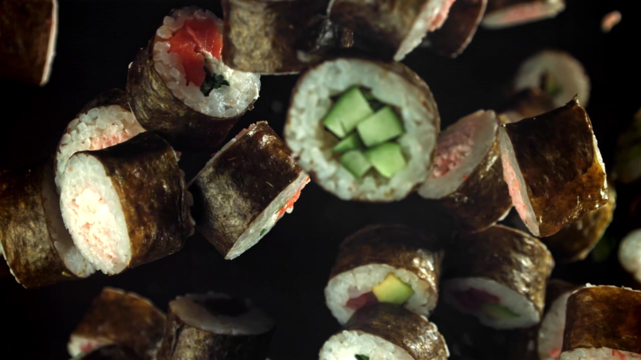 Assortimento di sushi maki fresco che cade in super slow motion