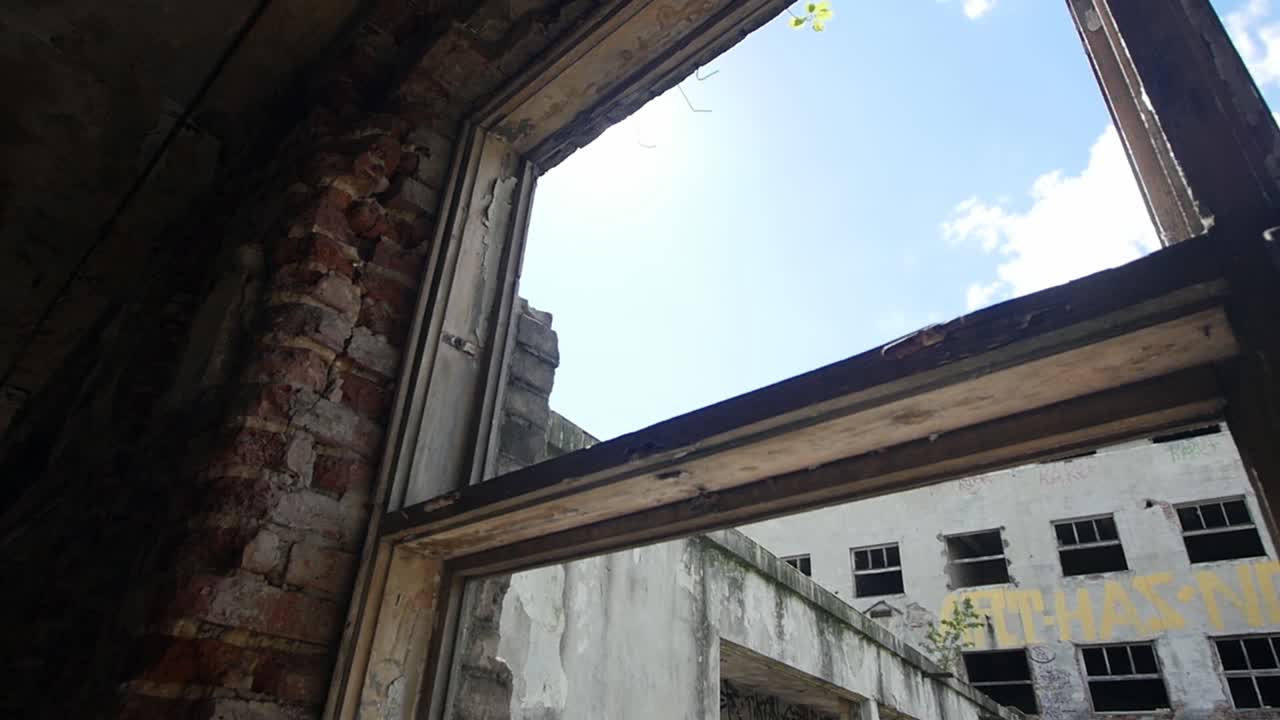 버려진 무서운 장소에서 깨진 창문 - 클로즈업 - 도시 탐험