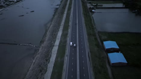 Toma-De-Dron-De-4k-De-Auto-Moviéndose-En-Una-Carretera