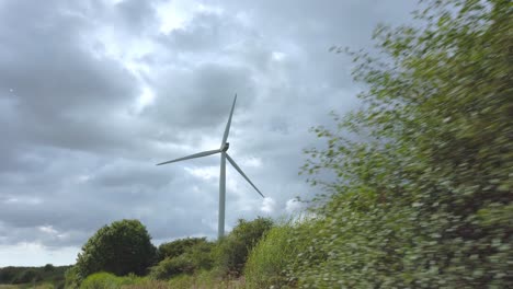 mirando hacia arriba girando la turbina eólica en un día nublado