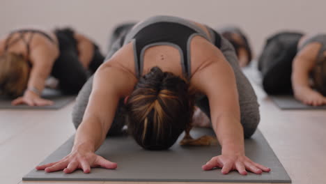 Yoga-Kurslehrer-Unterrichtet-Eine-Gruppe-Junger-Frauen-Mit-Kindern,-Die-Auf-Einer-Trainingsmatte-Posieren-Und-Einen-Gesunden-Lebensstil-Genießen,-Indem-Sie-Meditationsübungen-Im-Fitnessstudio-Trainieren
