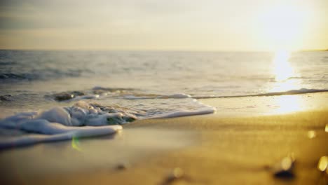 Wellen-An-Einem-Felsen-An-Einem-Sandstrand