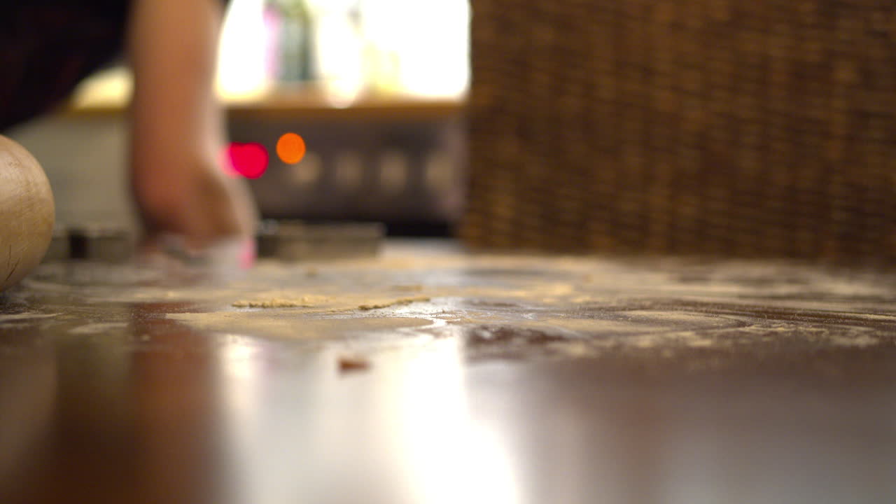 남자는 예열된 오븐에 베이킹 트레이를 넣습니다