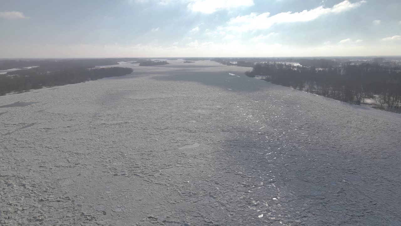 широкоугольный снимок с воздуха великой реки, покрытой льдом и снегом во время сильной зимы в европе