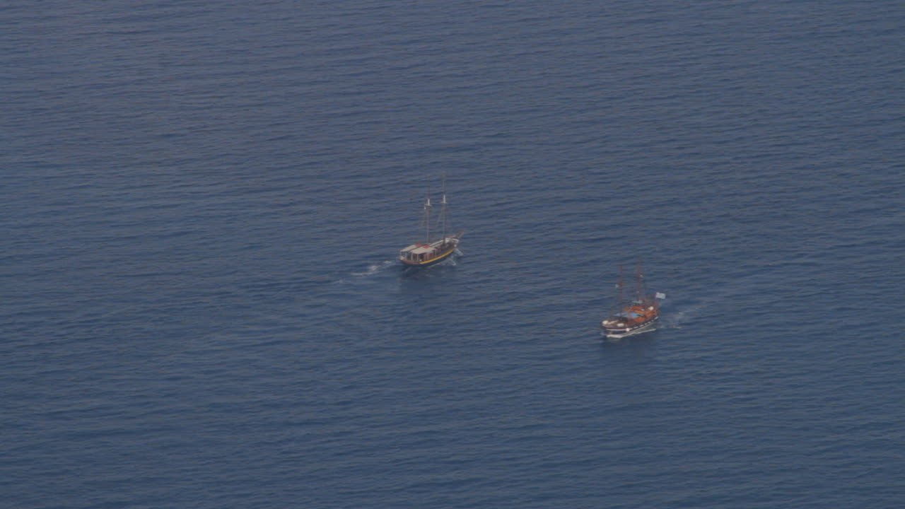 에게 해에서 작은 유람선 두 척이 길을 건너다