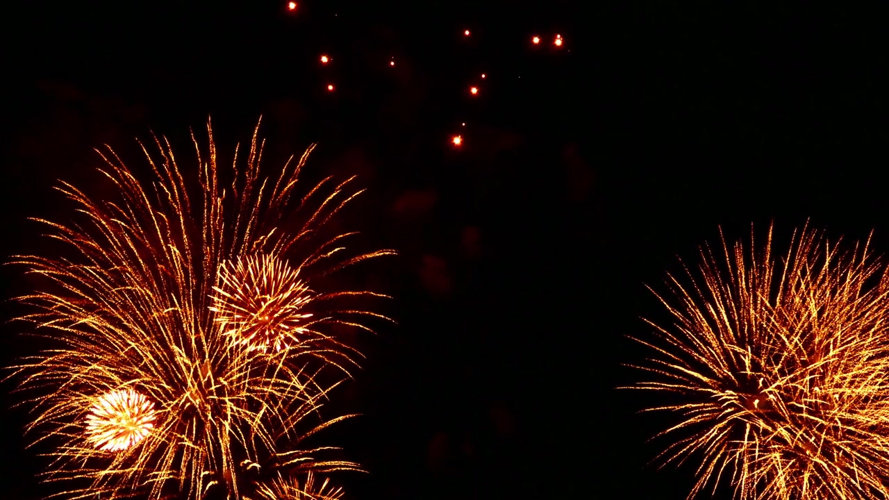 絢麗多彩煙花在漆黑夜空中綻放，營造出耀眼光芒與節日氣氛的熱鬧慶典場景