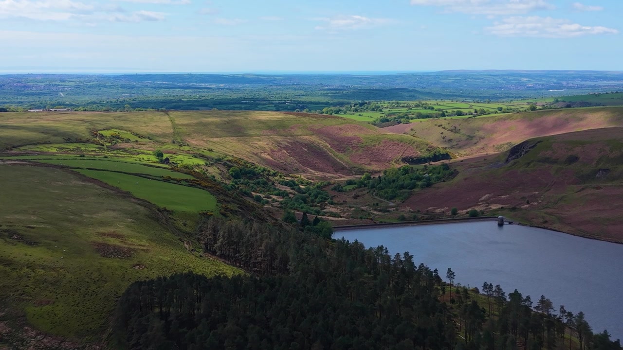 Droneudsigt over Lliw-reservoiret med snoet dal og skov i nærheden. Smukt landskab i Wales, Storbritannien. 4K