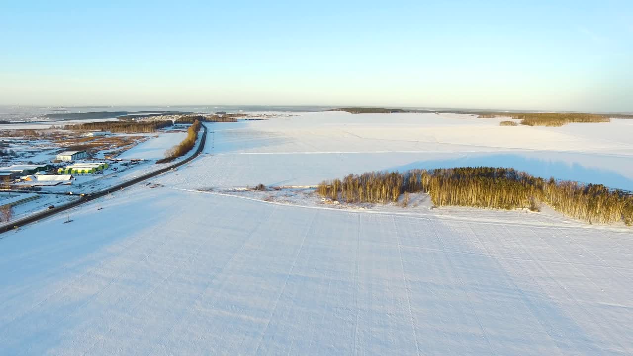 Sneklædt Landskab med Vej og Skov