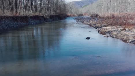 Luftdrohne-Esopus-Creek-Catstills-Fliegenfischen-Im-Bundesstaat-New-York