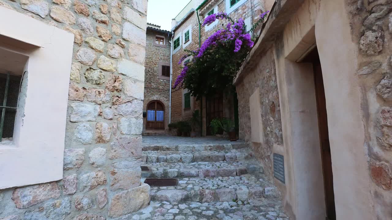 Via di Fornalutx con fiori di bougainvillea.