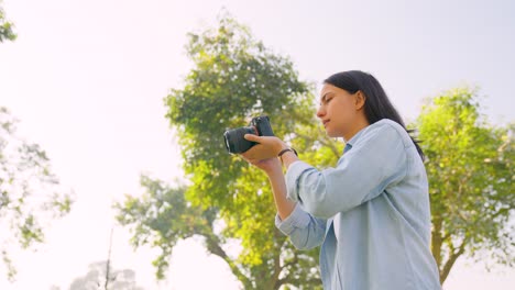 Indisches-Mädchen,-Das-Auf-Fotos-Der-Natur-Klickt