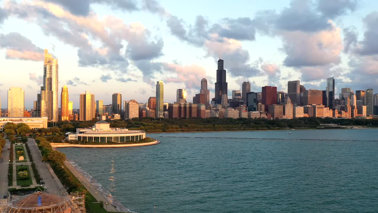 구름과 미시간 호수가 있는 황금시간 동안 시카고 스카이라인의 넓은 드론 하이퍼랩스