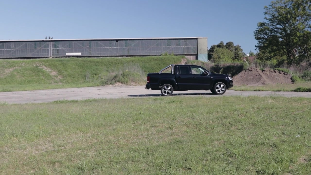 Caminhonete estacionada em local militar abandonado