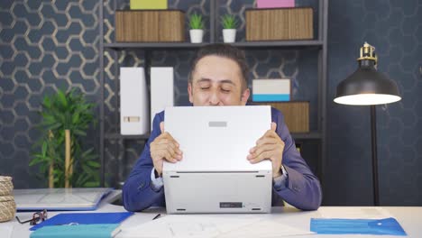 un hombre de negocios feliz y alegre experimentando alegría.