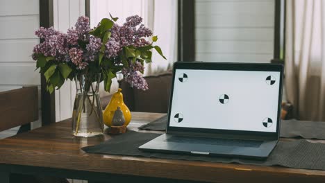 en una mesa de madera en la sala de estar en la casa hay una computadora portátil. un lugar conveniente y acogedor para trabajar. pantalla de computadora con seguimiento de puntos. muebles para el hogar. el interior de un edificio residencial.
