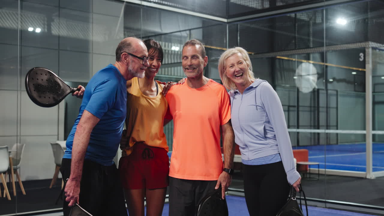 Grupp av människor som spelar paddle-tennis