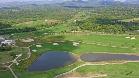 Pequeños-Lagos-En-Vistas-Golf-And-Country-Club-De-Santo-Domingo,-República-Dominicana