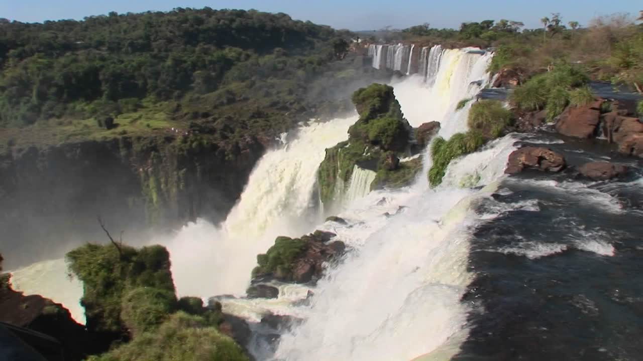 una perspectiva mirando por encima del borde de una cascada cataratas del iguacu