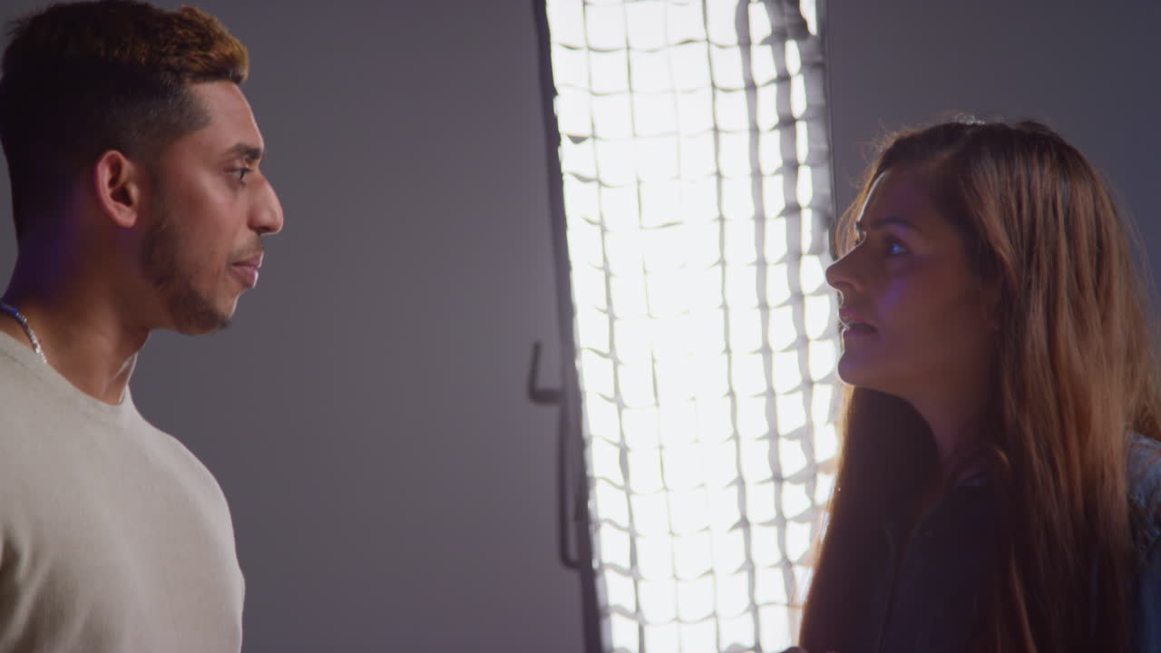 primer plano de actores masculinos y femeninos filmando una escena de película o video en el estudio en el set de filmación 5