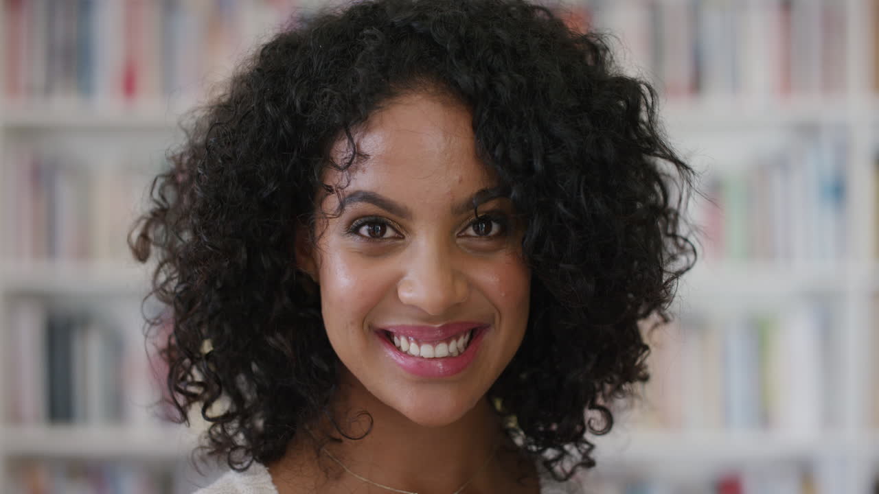 retrato hermosa joven mujer hispana sonriendo alegre disfrutando del éxito feliz estudiante independiente