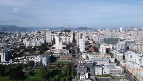 imágenes de drones capturando la llamativa catedral de santa maría de la asunción en san francisco
