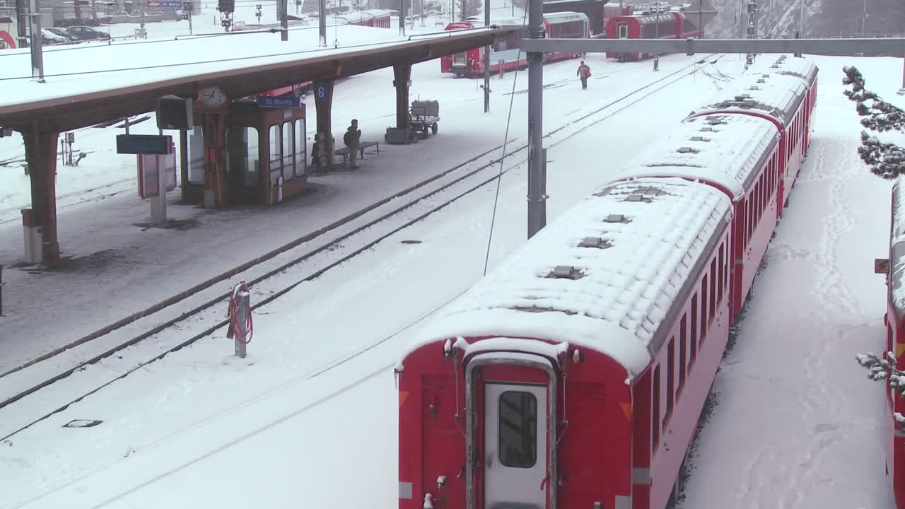 눈보라가 치는 스위스 생모리츠 기차역 2