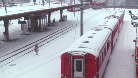 la estación de tren en st moritz suiza durante una tormenta de nieve 2