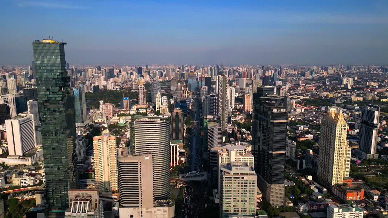 drone shot skyline de la ciudad de bangkok, rascacielos, torre mahanakhon, distrito comercial, calles con mucho tráfico