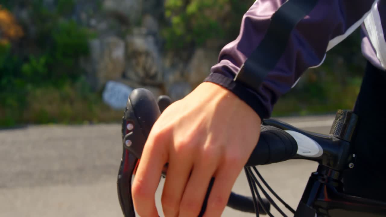 시골 도로에서 자전거 타기 위해 준비된 여성 자전거 타자 4k