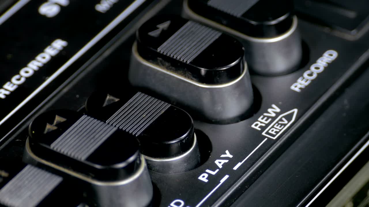 빈티지 테이프 레코더의 재생 버튼을 누르면