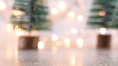 el coche de navidad rojo pasa rápido y las luces de navidad parpadean detrás