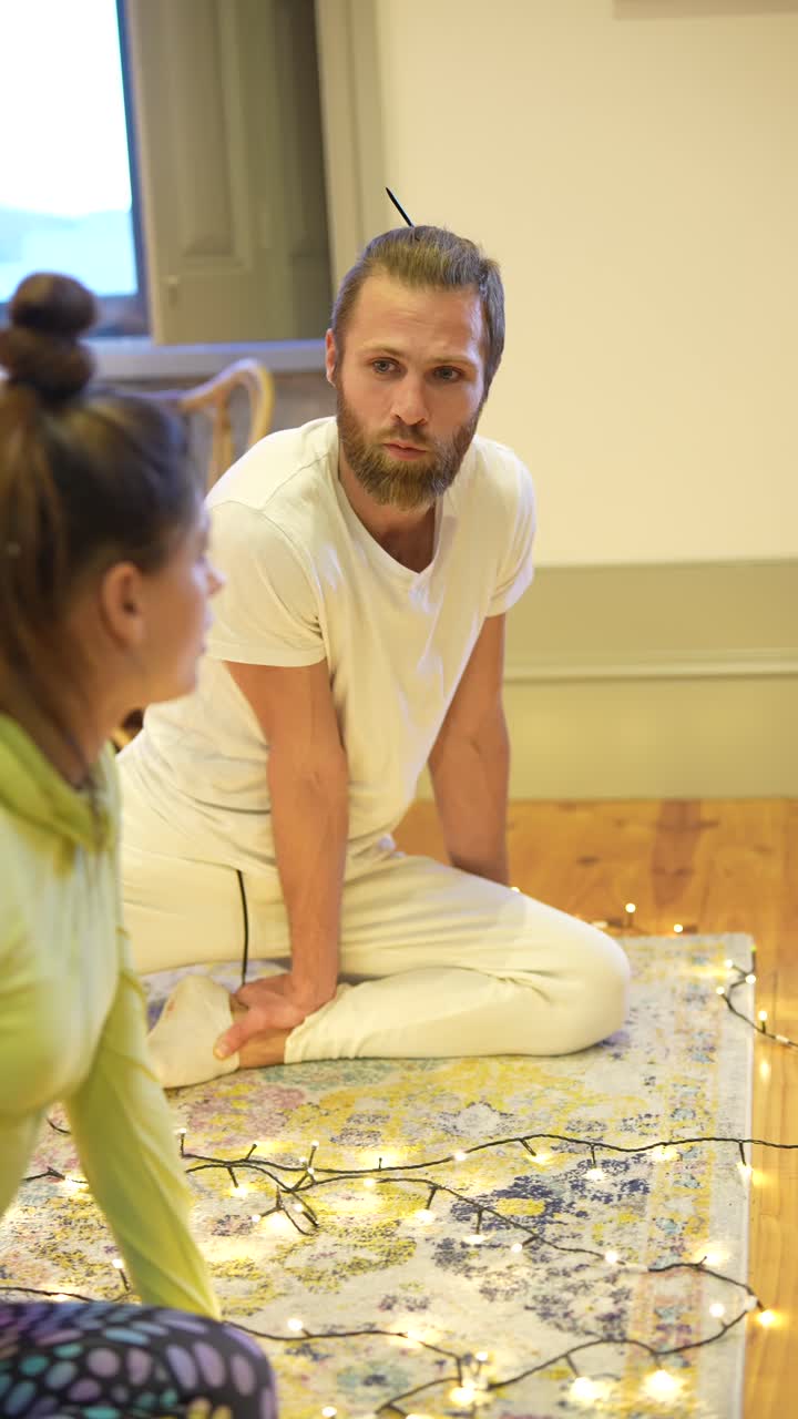 크리스마스 조명 으로 장식 하는 부부