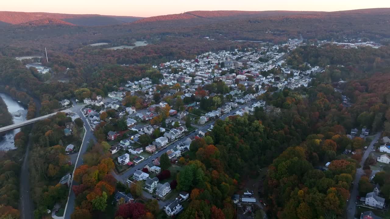 pequeño pueblo en paisaje de montaña