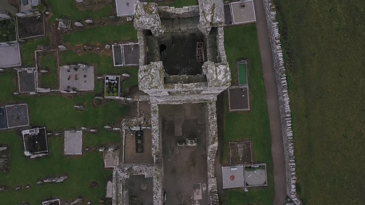 슬레인의 언덕은 전통적으로 성 패트릭이 433년에 타라의 왕인 이교도 왕인 라오이르에 대항하여 처음으로 파스칼 불을 피웠던 장소로 여겨집니다.