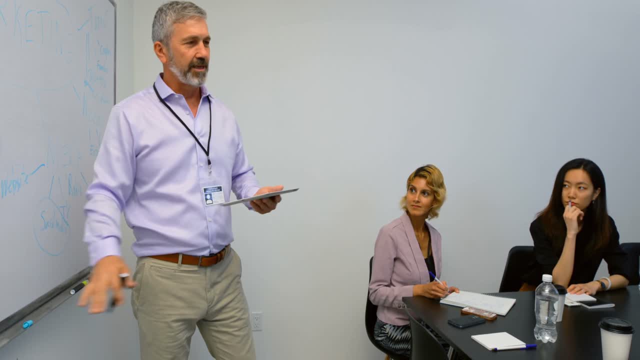 hombre de negocios dando una presentación en la pizarra en la sala de conferencias 4k