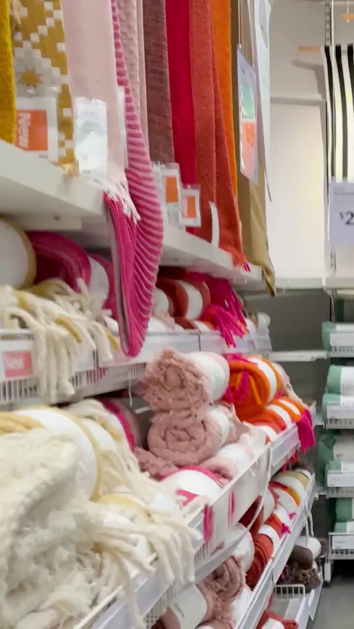 explorando un bullicioso almacén con varios artículos para el hogar