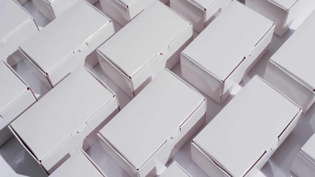 vídeo de cajas de cartón con espacio para copiar sobre fondo blanco