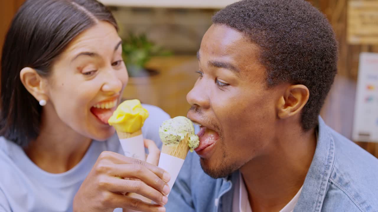 Coppia sorridente che gusta un gelato