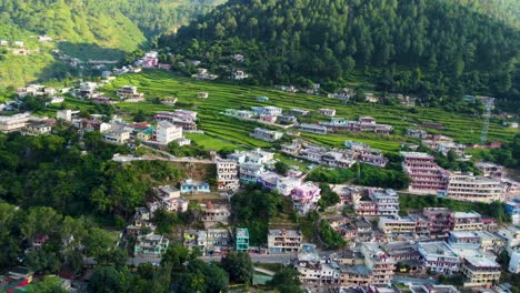 Pueblos-Ubicados-En-El-Borde-De-La-Cordillera-Del-Himalaya-En-India-Con-Hermosas-Vistas-A-La-Naturaleza