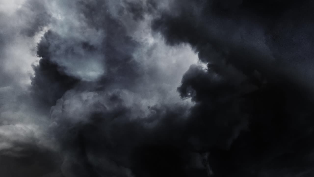 뇌우가 먹구름 속에서 번개와 함께 움직였다