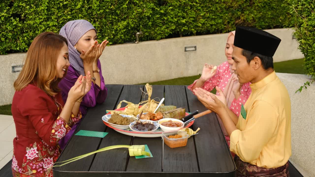 recitar doa durante la reunión familiar