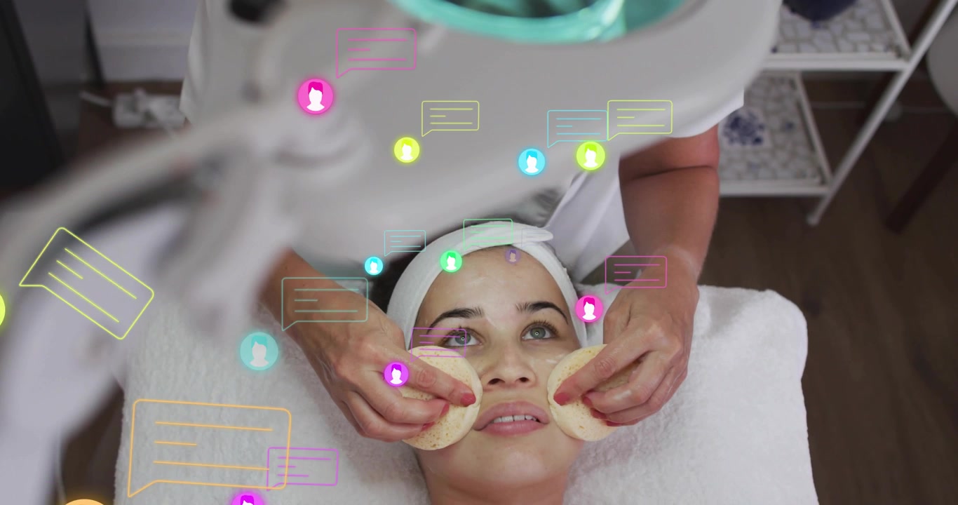 Esteticista colocando compressas sob os olhos e deslizando para cima para limpeza, enquanto bolhas de chat se movem.