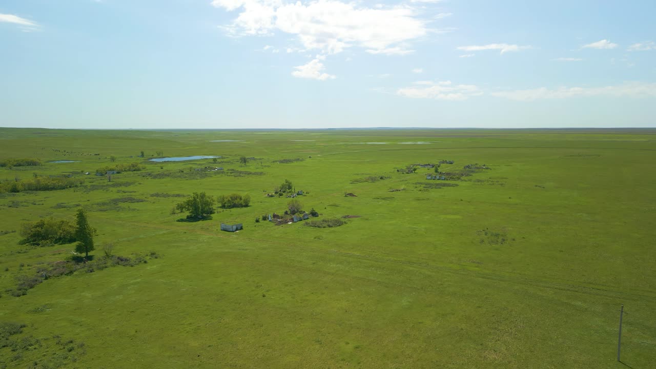 중앙아시아 카자흐스탄 시골에 있는 은 연못이 있는 광활한 초록 의 풍경 - 공중 드론 촬영
