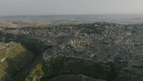 Große-Luftaufnahmen-Der-Stadt-Matera-In-Italien-Im-Licht-Des-Sonnenuntergangs