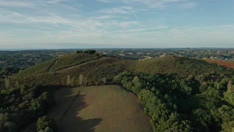 Imágenes-De-Drones-Girando-Alrededor-De-La-Cruz-De-La-Colina-De-Santa-Bárbara-En-El-País-Vasco