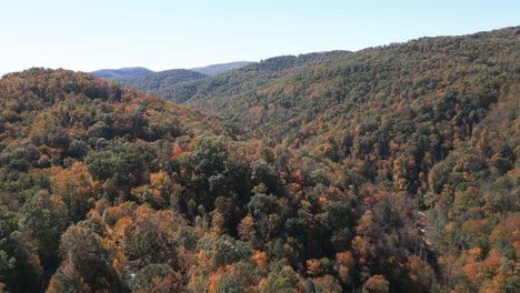 Luftdrohne-Fliegt-über-Ein-Wunderschönes-Bergtal-In-Den-Bunten-Herbstbäumen