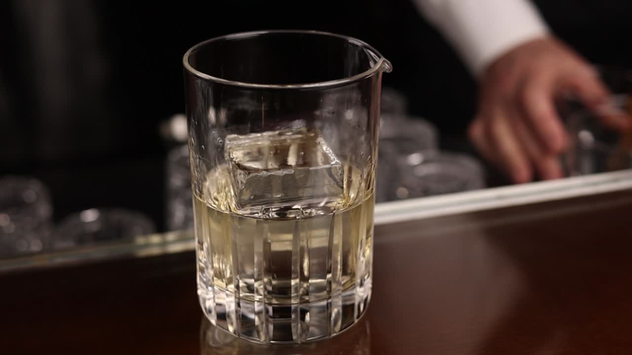 el camarero preparando un cóctel.