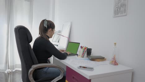 mujer que trabaja desde casa